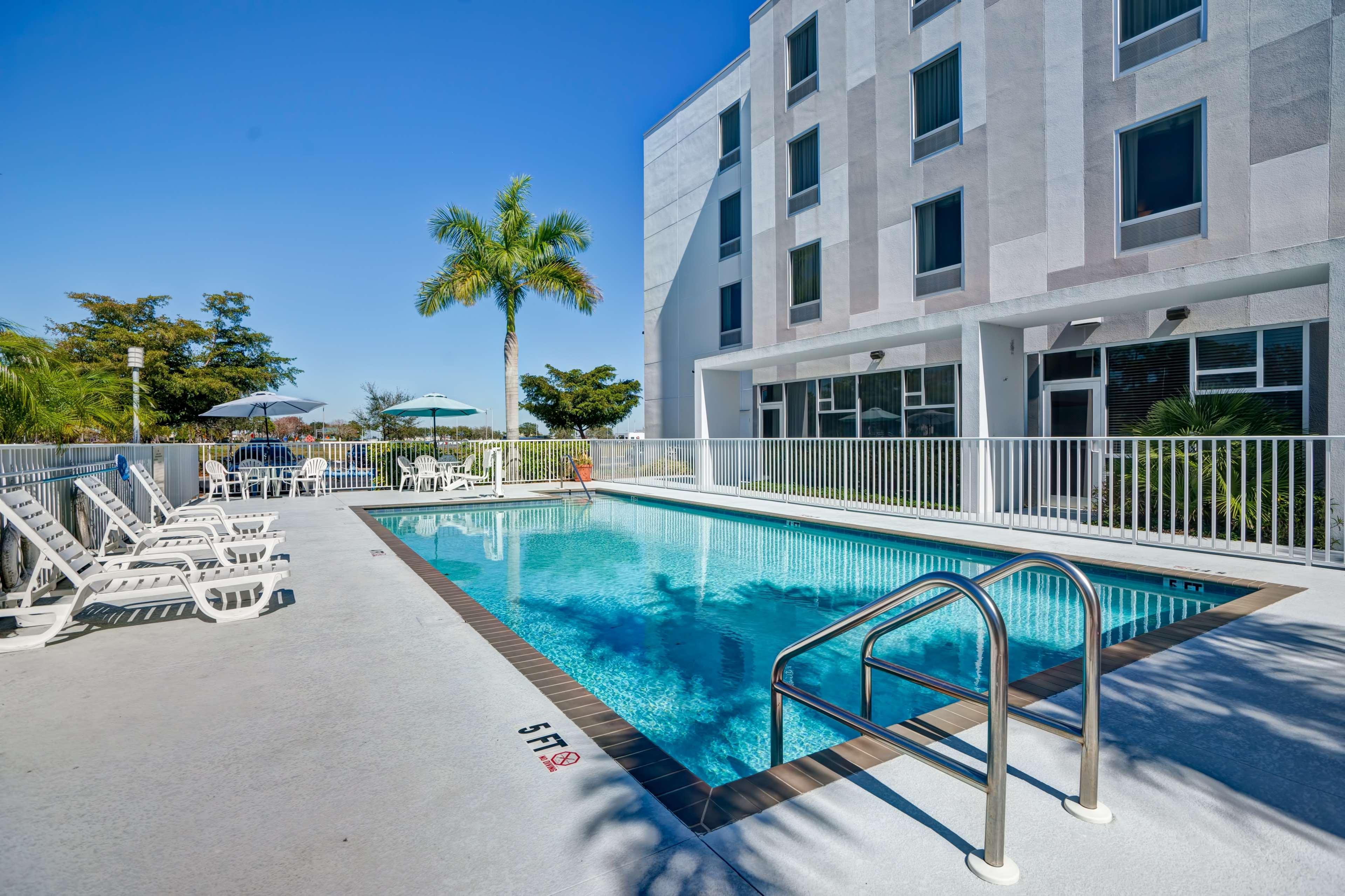 Hampton Inn & Suites Sarasota / Bradenton - Airport Exterior photo